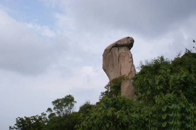 峻灵王石位于昌化岭半山腰,高10米,身围8米.