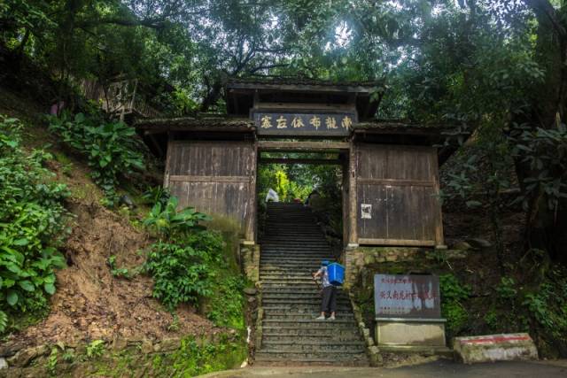 南龙布衣古寨位于贵州省黔西南布依族苗族自治州巴结镇的万峰湖畔.