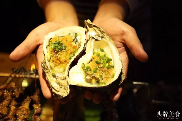 新鲜生蚝,眼睛看得见,生蚝个大肉厚肥嫩,入口的瞬间,浓香的酱汁把生蚝