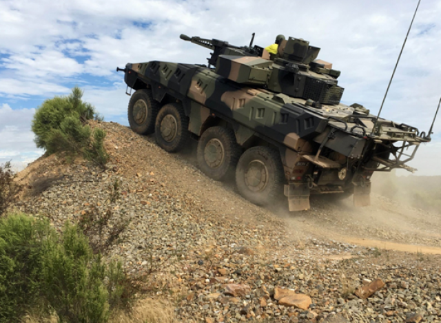 近日澳大利亚向外界展示了采购自德国的拳击手轮式装甲运兵车,其硬朗