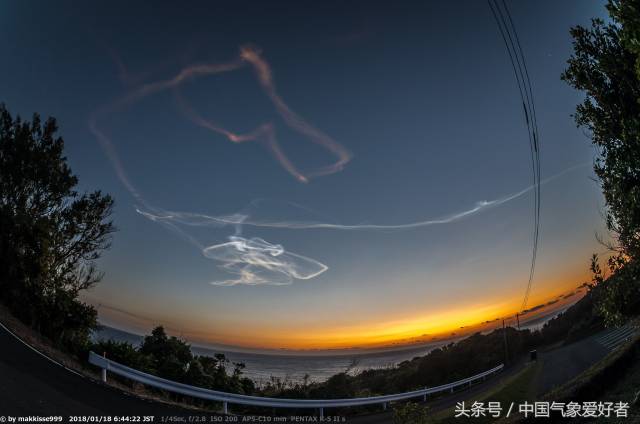 灾难先兆?日本出现几万米高的五彩夜光云似神仙抽烟