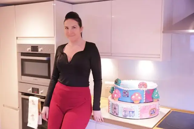 这个女人叫debbie wingham,她是一个非常出名的蛋糕师,经常帮客户定制