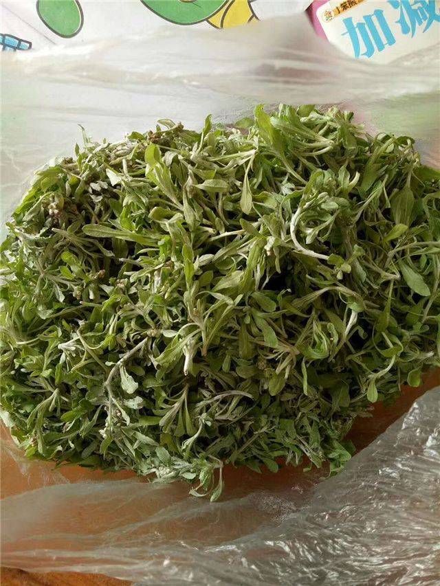 将黄花艾的幼苗及嫩茎叶洗干净煮熟后捣碎,加入糯米粉,白糖等材料