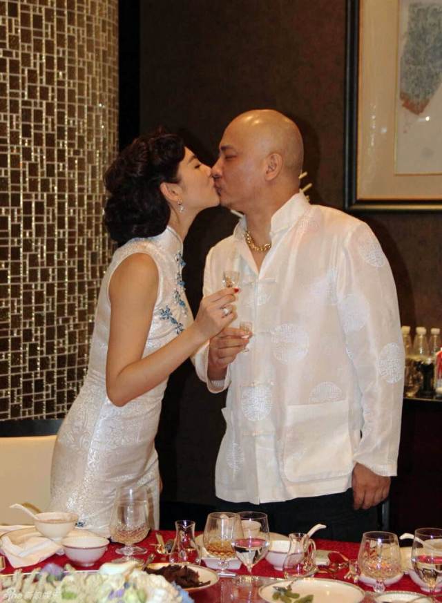 2011年4月, 24歲的張雨綺與46歲的王全安西安領證結婚了,一個年輕貌美