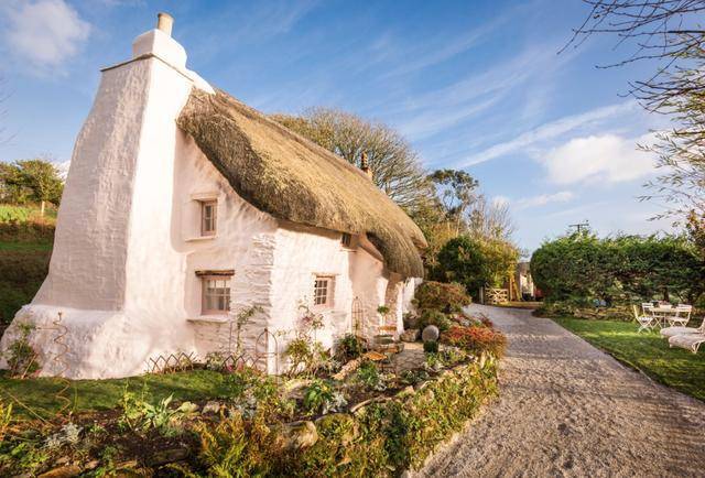 农村茅草房勾起多少60,70后的回忆,现代茅草房价值超过别墅