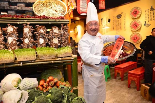 火炸天的"谭鸭血"火锅居然是巴蜀笑星廖健开的,走!烫起.