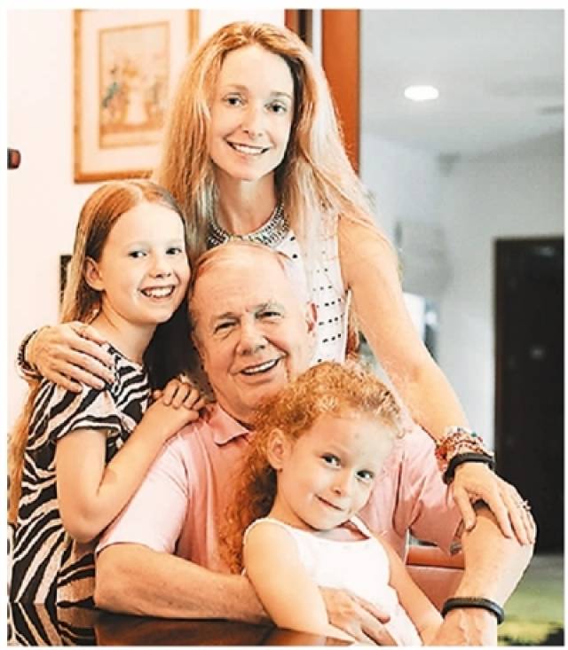 美国金融大亨吉姆·罗杰斯的女儿快乐·罗杰斯(左一) 因为能说一口