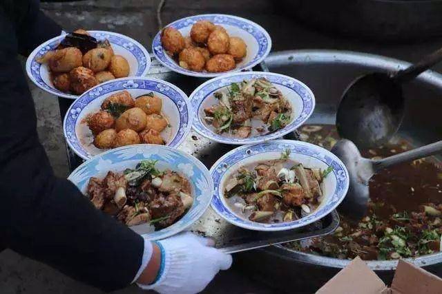 几个庄上那是出了名的,早年间听说是部队上的厨师,特别是那碗大肉皮