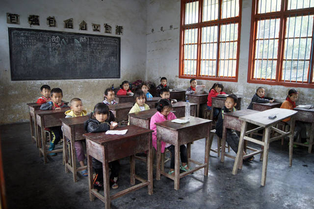 帖子中被曝出的乡村小学,正是衡阳县梅树村梅树小学,这所学校在1986年