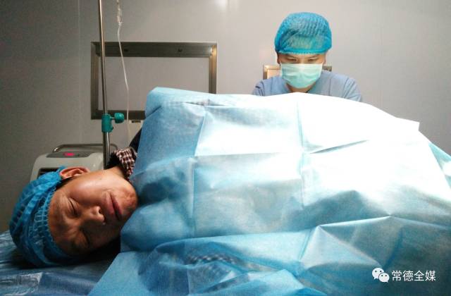 麻醉师正在为刘金望注射麻药(图片来源|常德烧伤整形医院)