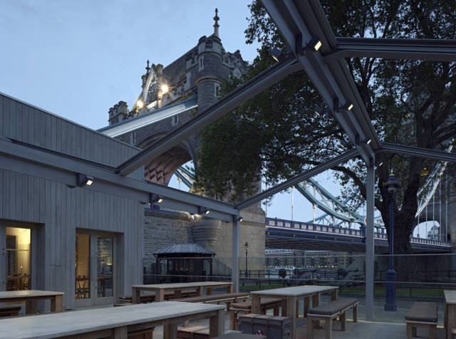 伦敦塔桥之下,泰晤士河畔的咖啡馆