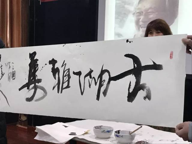 由御亭农业产业园副主任王新杰与各企业代表进行入驻签约,稻香小镇