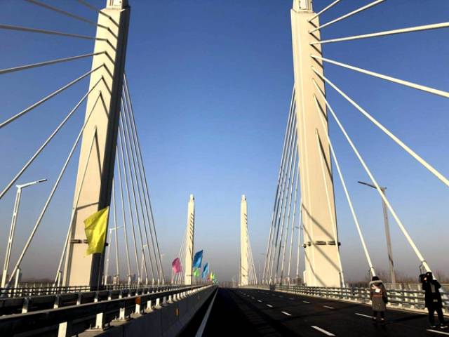 北京市首座双塔双索面斜拉桥潮白河复兴大桥建成通车