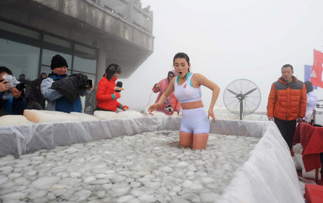 今日份续命冰天雪地和比基尼美女