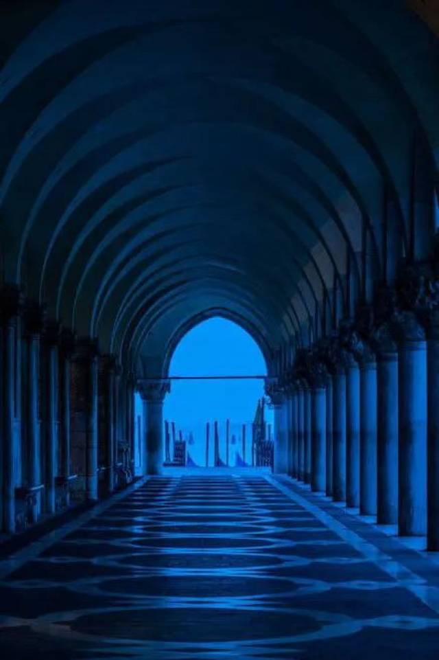 头版美甲 | 你听说宫殿蓝了吗?