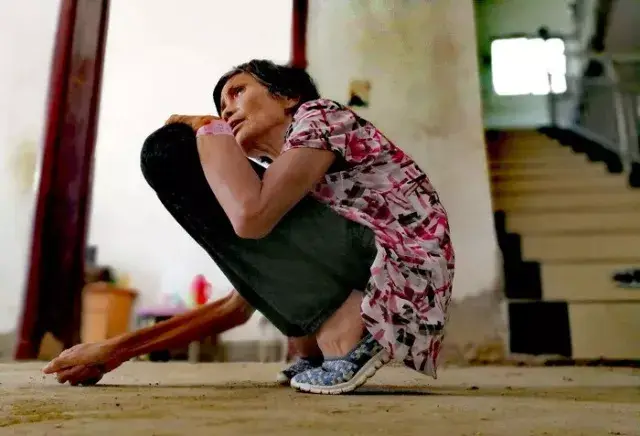 我市阜南县农妇张国珍就是这样一位"折刀人".