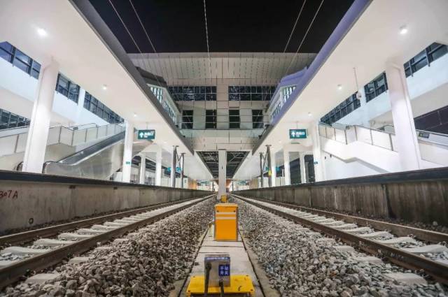 施工队在路轨上作业 据悉,此次龙岩站Ⅰ级施工主要有插铺道岔,拢口拨