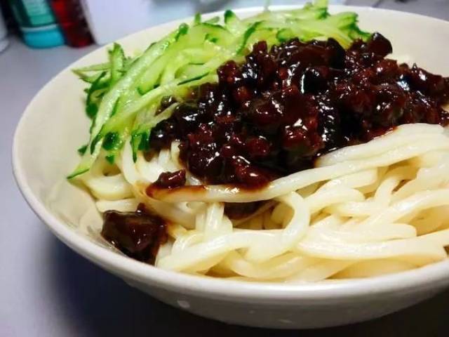 加上酱虽然不好拌,可是醇厚腴香,才能领会到炸酱面的真味