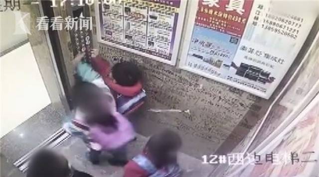 小学男生电梯里强吻女同学!监控视频让网友炸了…_手机搜狐网