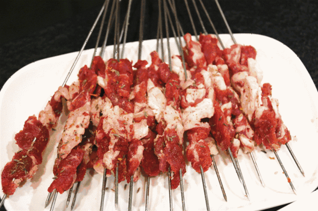 【牛肋条】2元/串 丹东烧烤最大的特色 其一是多为牛肉的串品 其二