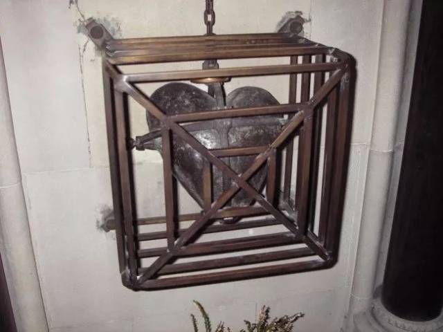 在十世纪,人们想出了一个想法,把他们的心挖出来运走.