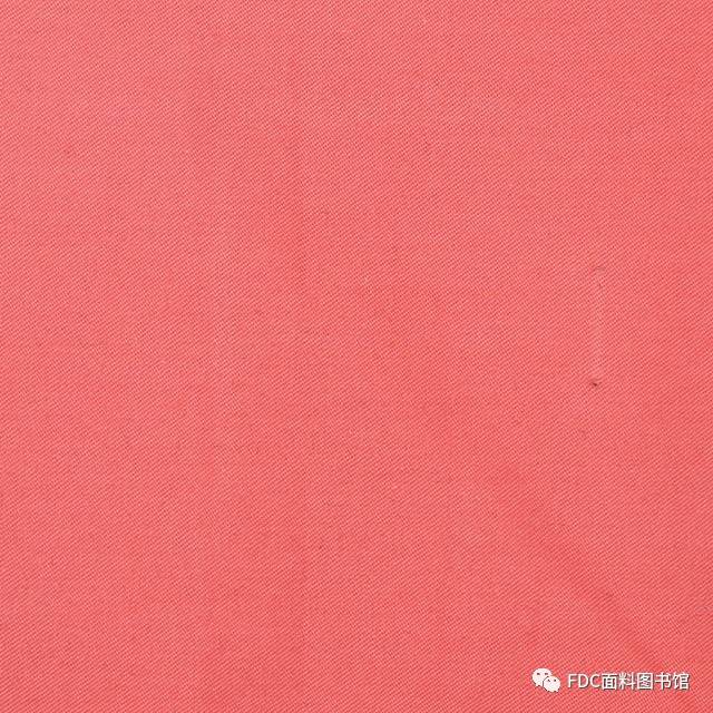 我们都害怕太完美的女人 却从没有拒绝过不那么完美的时装