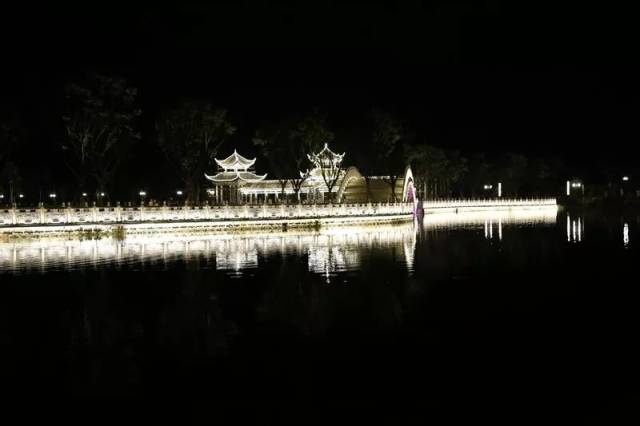 在龙华路的东头,是龙陵县城最大的东坡森林公园;在龙华路的西头,是