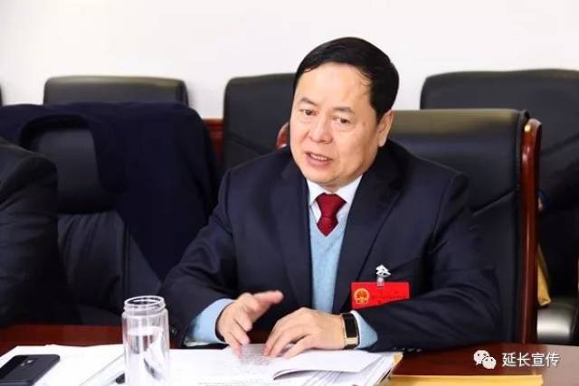 县委书记蔺治斌在分组讨论会上讲话