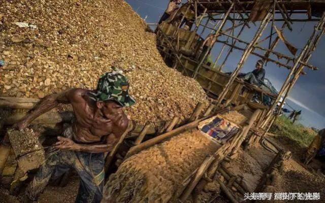非洲矿工冒死采集血钻的全过程