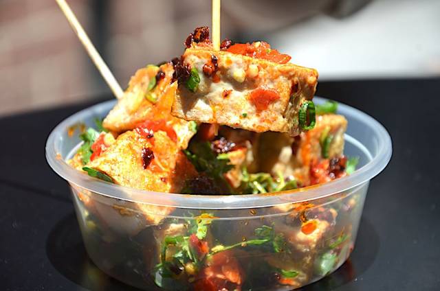 街边的炸臭豆腐,坐着吃都嫌做作.记得多撒辣子多要葱,小清新请回避.