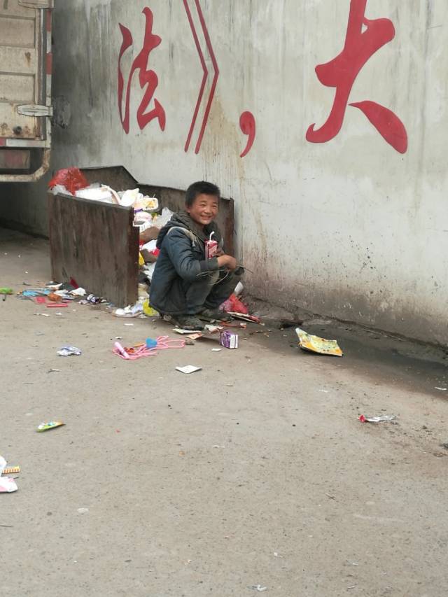 广丰横山这个漂亮的男孩是谁家的孩子 在路边捡垃圾吃