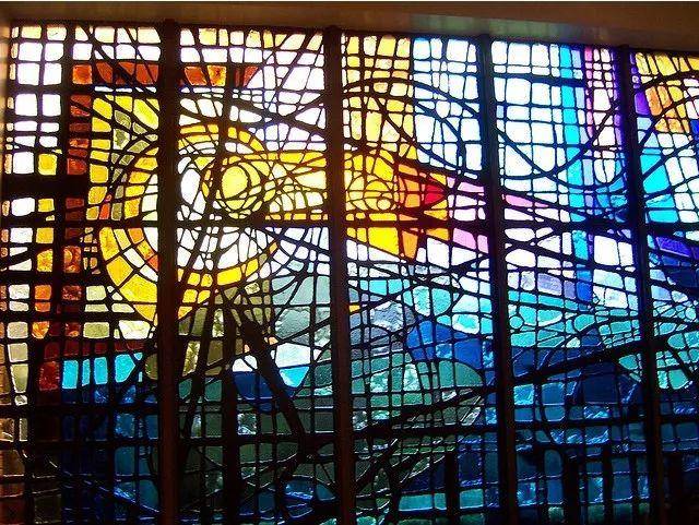 简而言之,是先用铅条编连成各种抽象的图案轮廓,再用小块的玻璃拼接