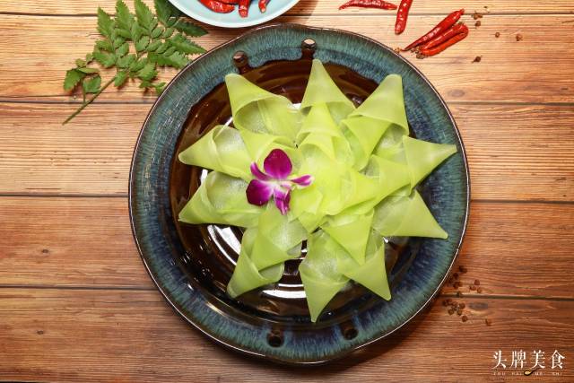 火锅涮菜里,牌长最近很爱这道功夫莴笋.