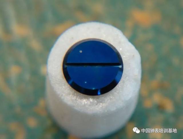 在烤蓝之前,打磨不平整造成的波浪纹理,蓝色不一致.