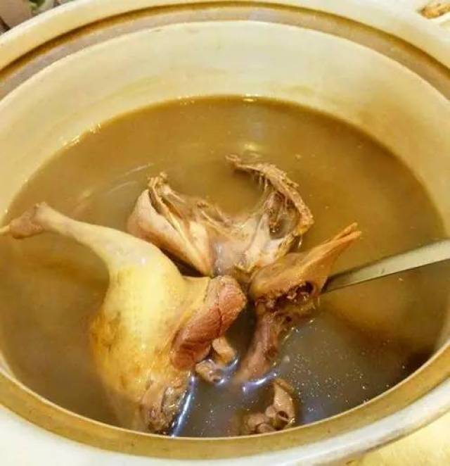 土茯苓汤底的浓郁,是用乳鸽熬了几个小时炖出来的,汤头自是清香浓甜.