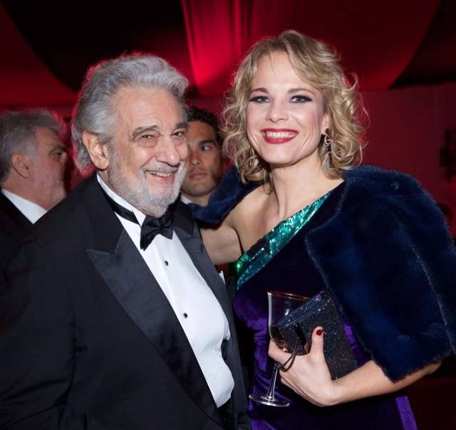 与盲人歌唱家 安德烈·波切利 ( andrea bocelli ) 他拿起指挥棒