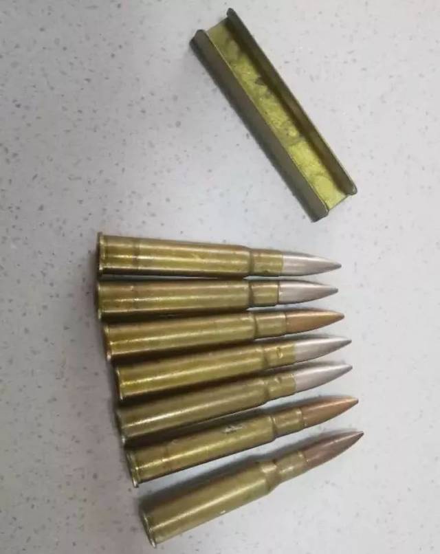 现场可怕港城一男子携带子弹冲到火车站民警紧急出动