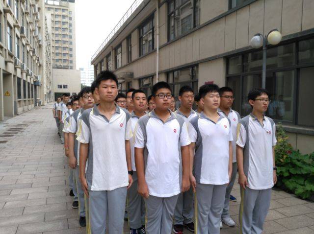 天津第一中学校服图片