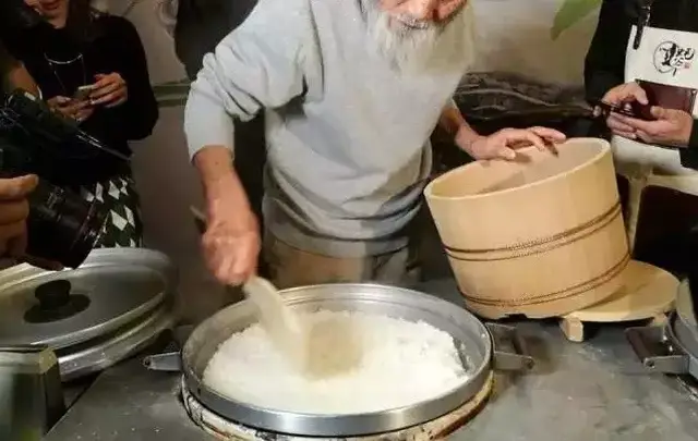 经常有电视台来店里采访煮饭仙人,但再大牌的电视台前来,老先生心里