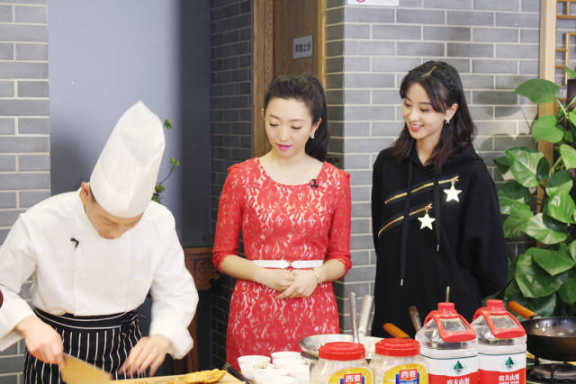 近日,青年演员罗丹做客北京卫视美食节目《暖暖的味道》.