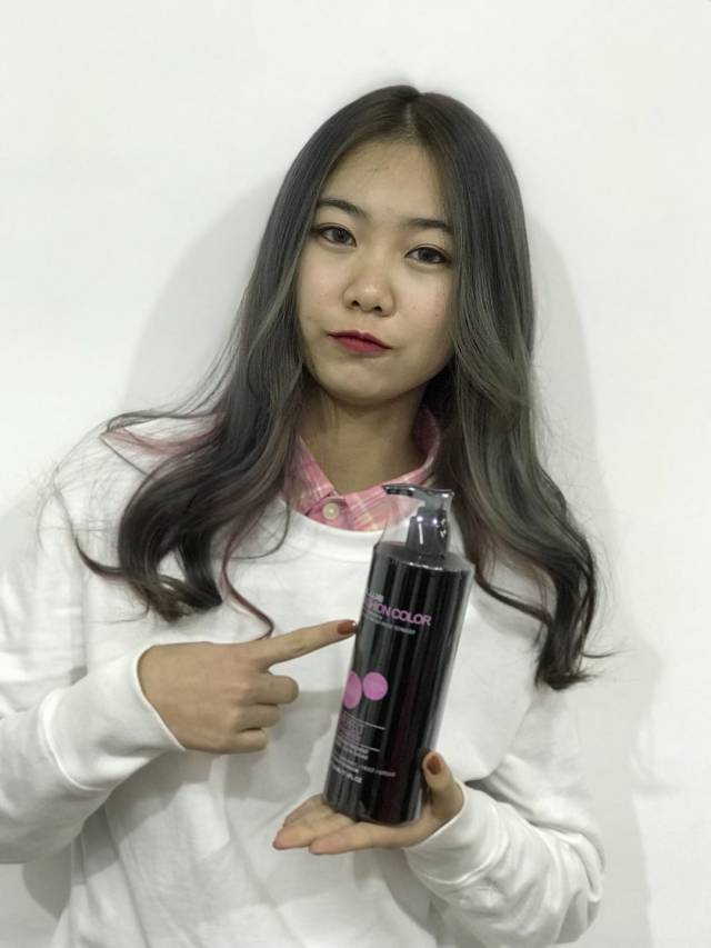 另一个原因是游戏充满了年轻活力感,"蹦蹦跳跳"的行为似乎只属于孩童