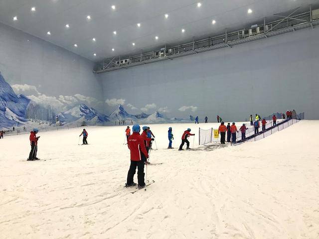 这个滑雪场建在商场里,简直滑雪购物两不误