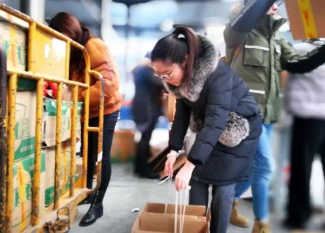 今天下午,扬州ems快递公司突然出现一群人.