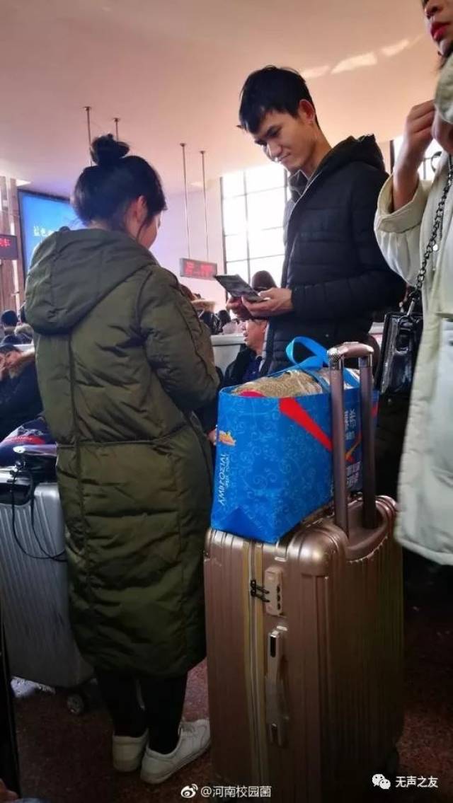 "聋哑人"火车站乞讨 支持支付宝微信转账