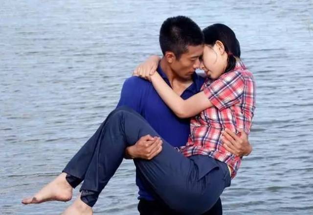 张一山演了不少"军旅"题材的作品,有些非常精彩,像与蓝盈莹合作的《大