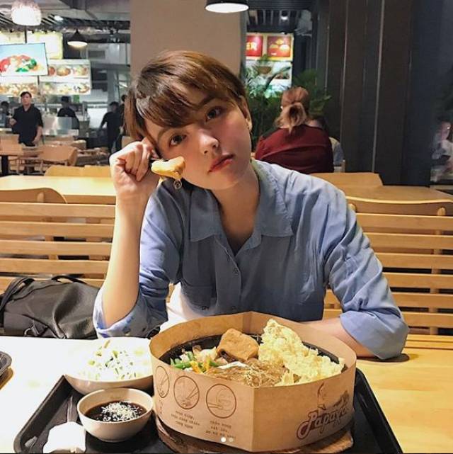 越南短发妹子示范:女生出门到底怎么自拍&他拍?