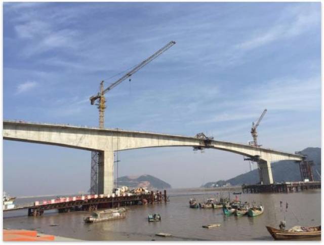 一年来,崇家岙港区建设进展顺利,巴曹大桥基本完成合拢,北岭山隧道
