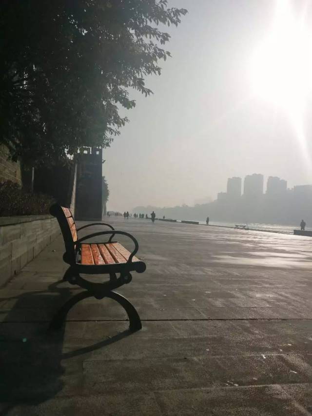 资中沱江河边晒太阳,竟看到.