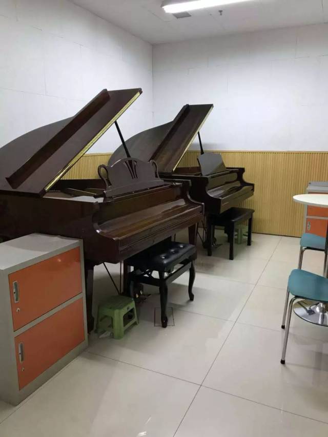 老师们与孩子们的合影 威尔谛钢琴教室 威尔谛艺术学校为幼儿教育中心