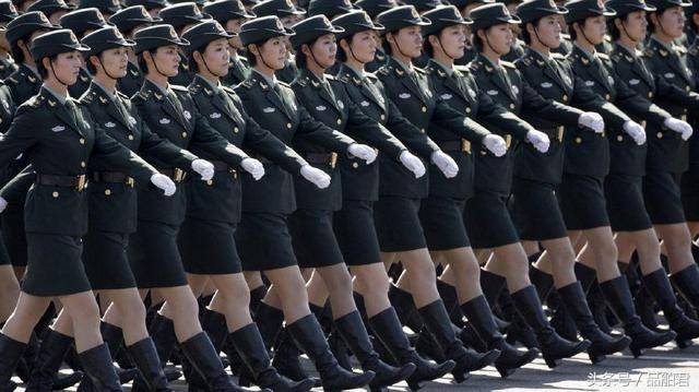 朝鲜阅兵的鹅步弹簧腿,是怎样防止鞋子踢出去的?